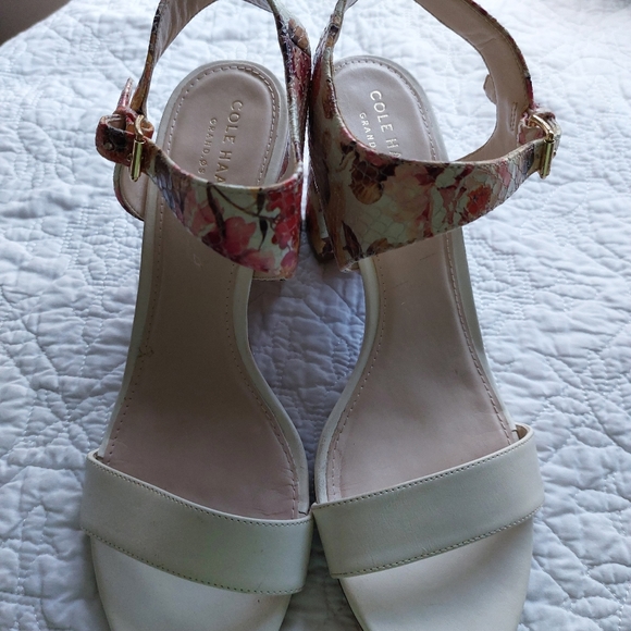 COLE HAAN GRAND.OS ELVA FLORAL WHITE BLOCK HEEL SANDAL - Picture 4 of 11